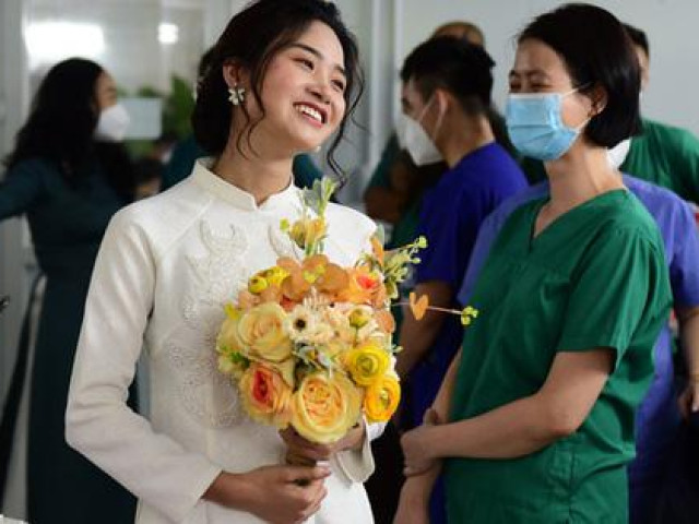 Xúc động đám cưới ”có 1 không 2” của nữ điều dưỡng BV Dã chiến tại TP.HCM với chú rể Hà Nội
