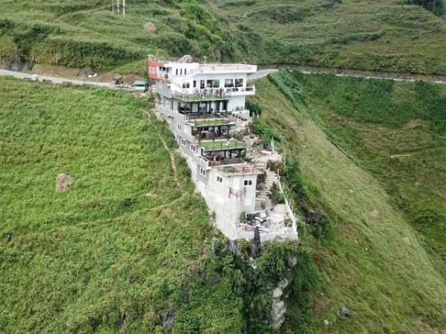 Công trình trên đèo Mã Pí Lèng: Cần đập bỏ cũng phải làm!