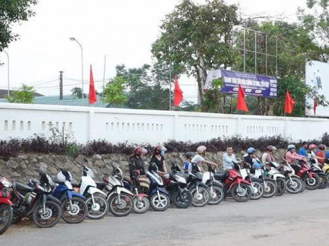 ”Kỳ lạ” những hàng xe thẳng tắp trước giờ tan trường ở Hà Tĩnh