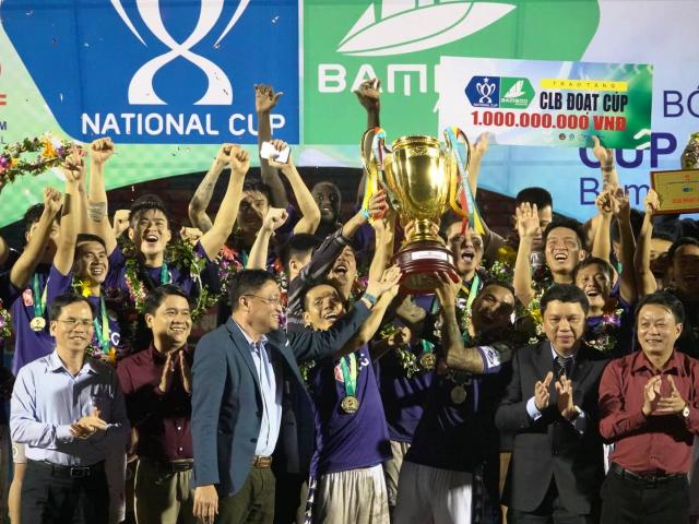 Lễ vinh danh CLB Hà Nội: Tôn vinh trong mưa, nhận huân chương lao động