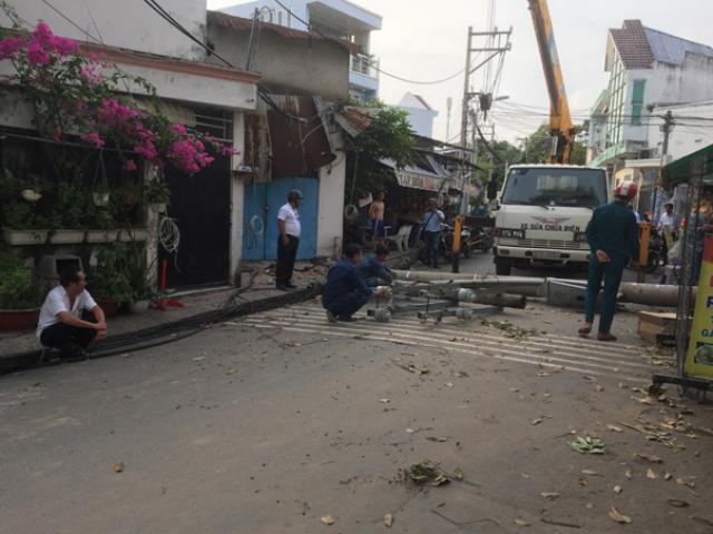2 cột điện ở Sài Gòn bất ngờ gãy đổ, một phụ nữ bị thương
