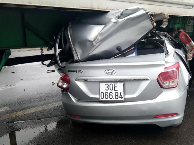 Ô tô biển số Hà Nội chui gầm container, 2 người tử vong mắc kẹt trong xe