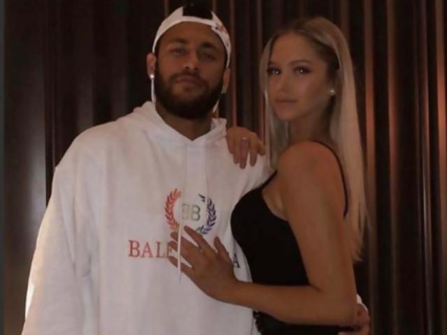 Neymar bất ngờ về lại Barcelona, ra mắt bạn gái siêu mẫu đẹp mê hồn