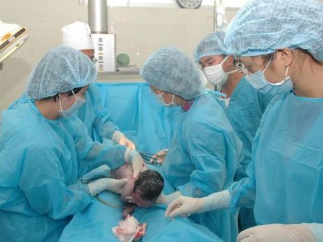 Hypocentric: Surgery saved a 34-week fetus in the womb of a woman in a car accident that could not pass