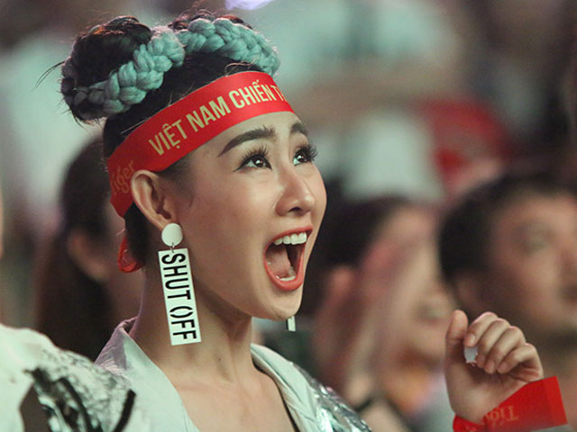 Fan nữ xinh ĐT Việt Nam tròn mắt vì Tiến Linh ghi siêu phẩm