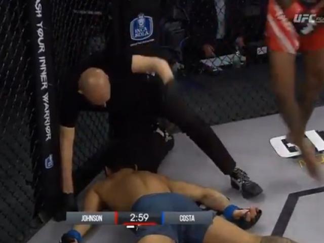Choáng: Võ sĩ MMA đưa đầu vào gối đối thủ, ăn đòn co giật toàn thân