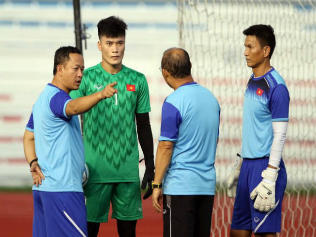 HLV Park Hang Seo ”soi” kỹ thủ môn số 1 Bùi Tiến Dũng khi U22 Việt Nam ”luyện công”