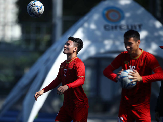 Quang Hải, U22 Việt Nam toát mồ hôi tập trên sân nhựa ở Philippines