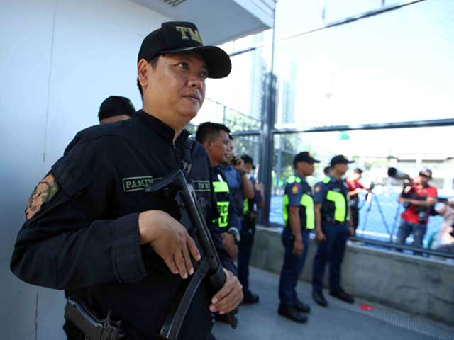 Hàng chục cảnh sát súng ống đầy đủ bảo vệ U22 Việt Nam tập ở Philippines