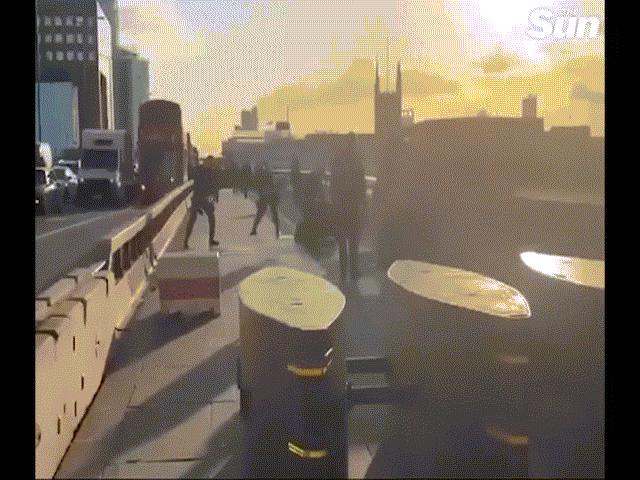 Video: Kịch tính màn bắn chết nghi phạm đâm dao nhiều người ở cầu London