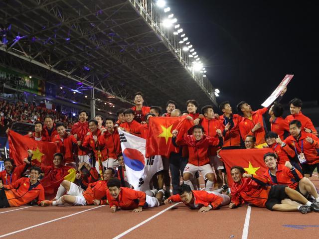 U22 Việt Nam tưng bừng ăn mừng HCV SEA Games: Thầy trò Park Hang Seo vinh danh lịch sử