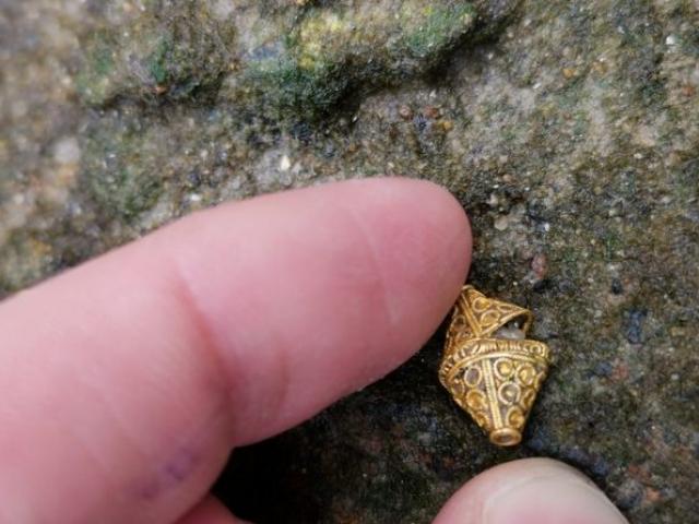 Anh: Walking along the river, unexpectedly finding a precious gold object worth 3 billion VND