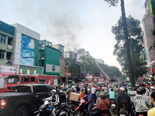 Kẹt xe khủng khiếp qua hiện trường vụ cháy nhà ở Sài Gòn