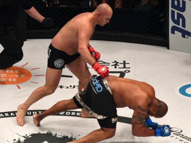 ”Sa hoàng” 43 tuổi quyết chiến MMA: ”Đấm tử thần” võ sĩ 100kg đổ sập