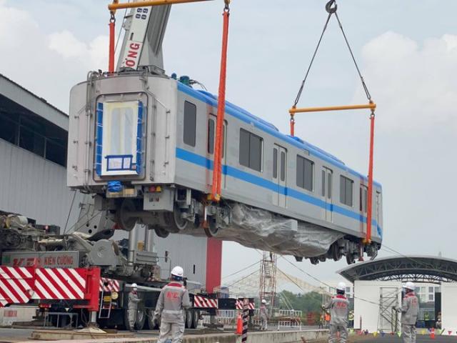 Đang ráp đoàn tàu metro 1 lên depot Long Bình