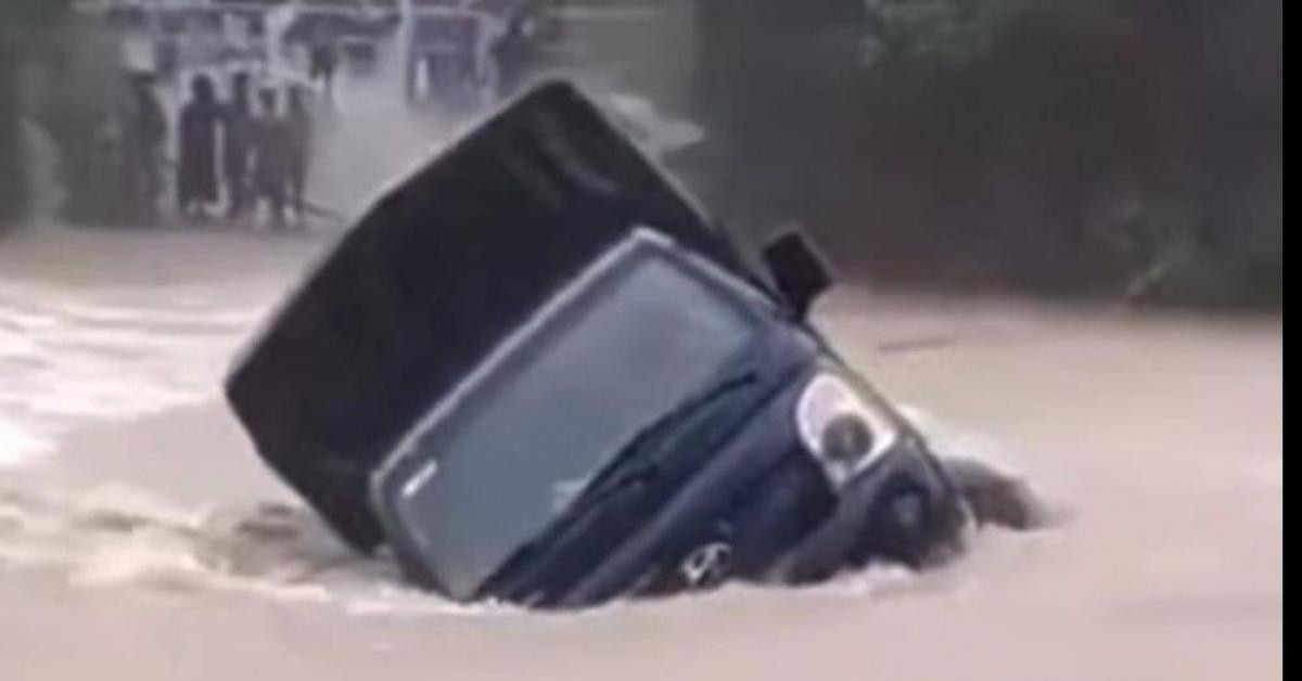 The truck's life or death moment was swept up as it tried to cross the spillway in Quang Nam.