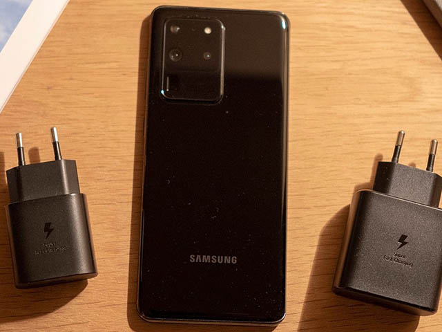 Đây không phải là lúc Samsung học theo Apple bỏ bộ sạc và tai nghe