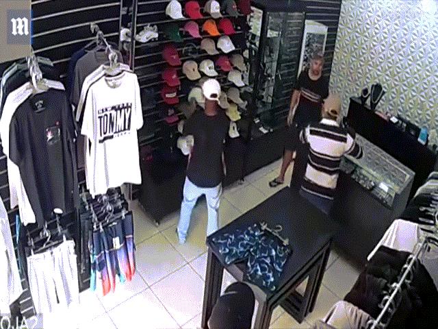 Brazil: Chủ cửa hàng một mình đấu súng ác liệt với 3 tên cướp và kết cục bất ngờ