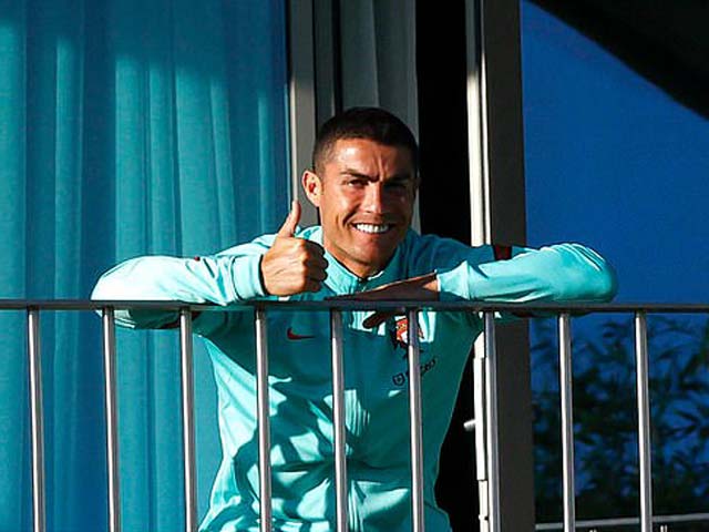 Choáng: Ronaldo vẫn muốn ra sân dù chưa khỏi Covid-19
