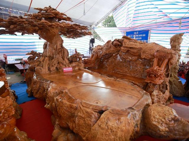 Cận cảnh bộ bàn ghế “khủng” nặng gần 10 tấn, giá tiền tỉ ở Hà Nội