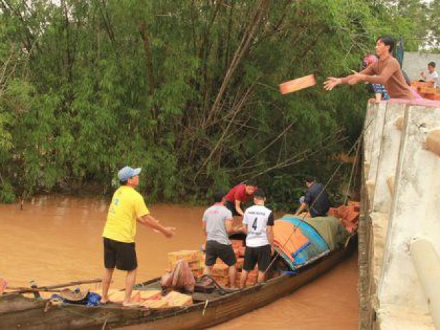 Lũ lên làm sập nhà lúc rạng sáng, khiến mẹ gãy tay và con gái 2 tuổi tử vong