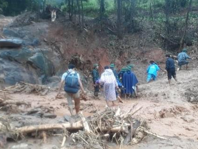 [VIDEO]: Băng rừng vào cứu nạn 20 cán bộ, chiến sĩ thuộc sư đoàn 337 nghi bị vùi lấp