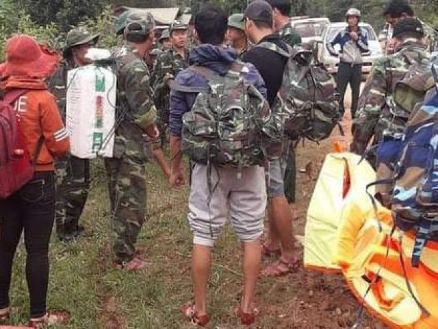 Trực thăng thả hàng cứu trợ, bác sĩ cắt rừng vào xã bị cô lập vì sạt lở kinh hoàng ở Quảng Trị