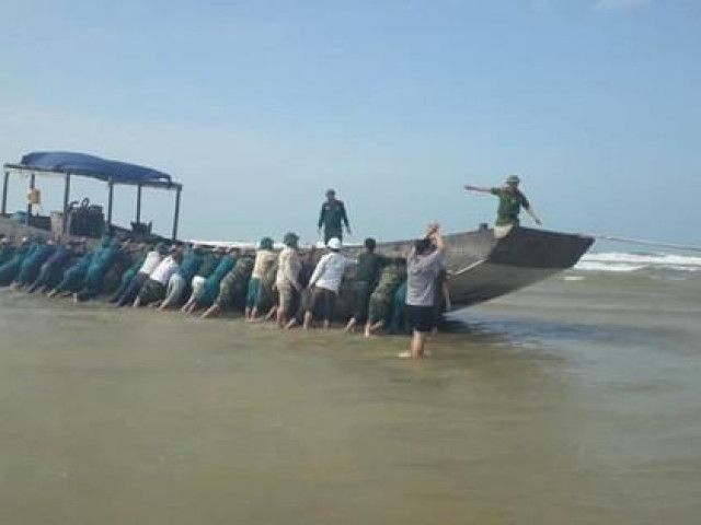 Có gì trên chiếc tàu gỗ không người dạt vào bờ biển Quảng Trị?