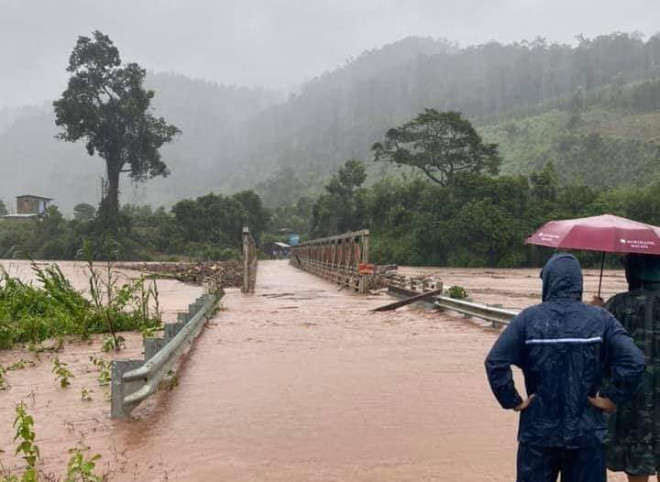 Clip: terrified flood washed away the bridge, 1,500 people isolated