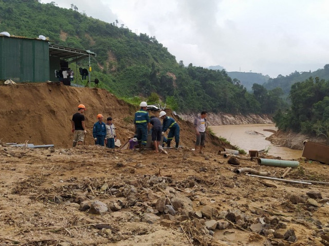 Dùng ròng rọc đưa 167 công nhân thủy điện Đăk Mi 2 bị cô lập ra ngoài