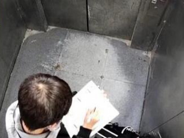 Bé trai 13 tuổi bị kẹt trong thang máy, bình tĩnh làm bài tập về nhà khiến cư dân mạng bái phục
