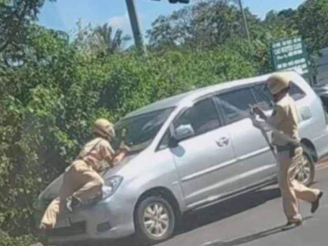 The driver of a 7-seater car threw a traffic police officer against the hood