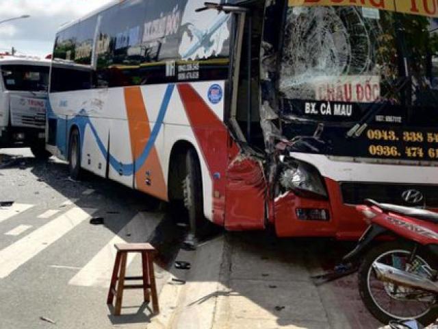 Sleeping car collided with dump truck, people hit the door to save passengers