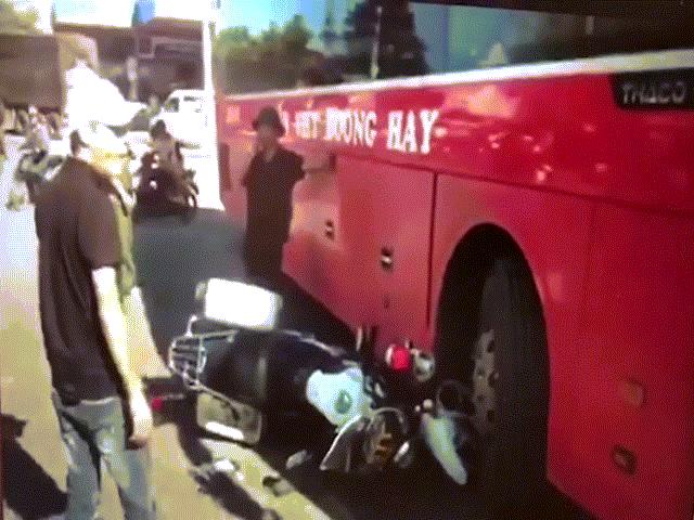 Clip: Police car turns in order and collides with the bus