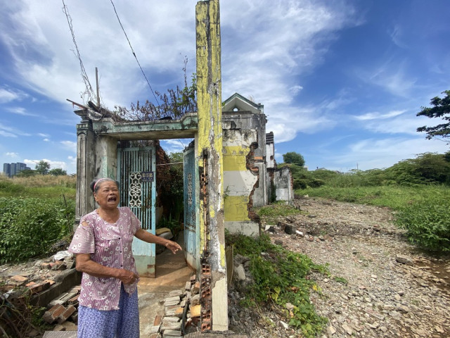 The arid rooftops between Thu Thiem