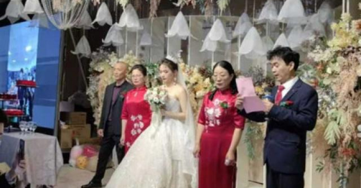 Chú rể buộc phải bỏ đám cưới, cô dâu một mình đứng giữa bố mẹ 2 nhà