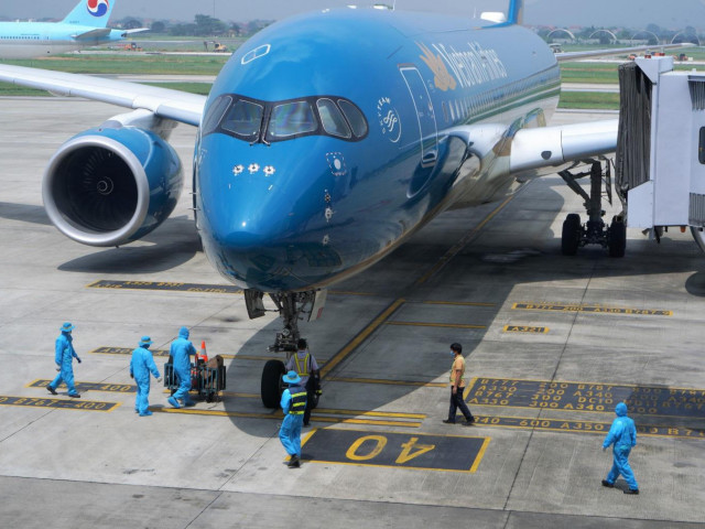 What people or organizations are responsible for Vietnam Airlines flight attendants infecting Covid-19?