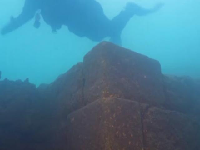 Đi săn quái vật hồ Van nhưng lại tìm ra một lâu đài bí ẩn 3.000 năm tuổi dưới đáy hồ