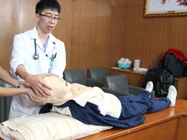 Clip bác sĩ bệnh viện Bạch Mai hướng dẫn sơ cứu bệnh nhân đột quỵ đúng cách