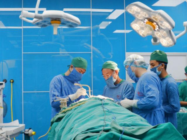 Người đàn ông bị thang máy kẹp vỡ hộp sọ