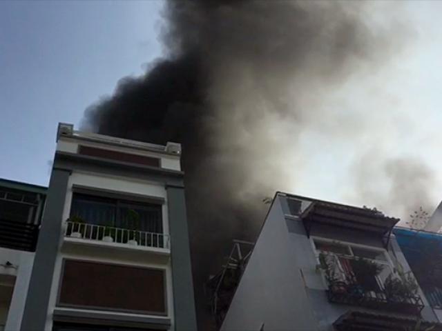 Cháy nhà ở trung tâm Sài Gòn, dân ôm tài sản tháo chạy