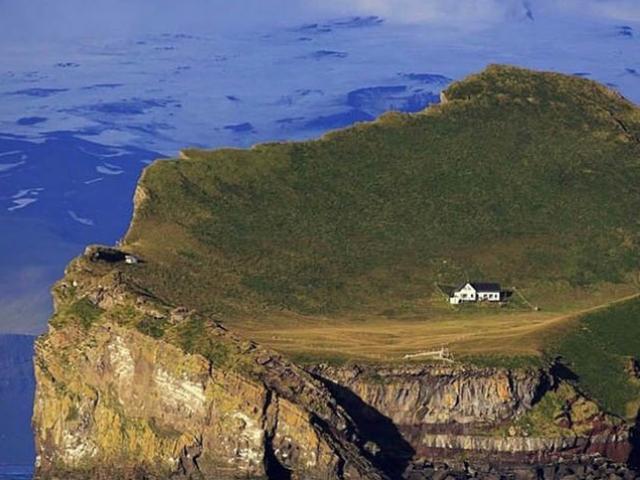 Ngôi nhà cô độc nhất thế giới, nằm một mình giữa núi rừng, bao quanh là đại dương