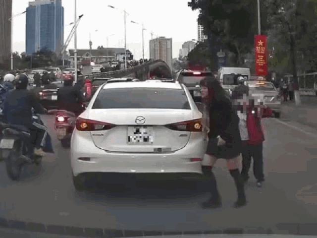 Nữ tài xế ”hồn nhiên” đỗ xe ô tô giữa đường rồi chạy đi đón con