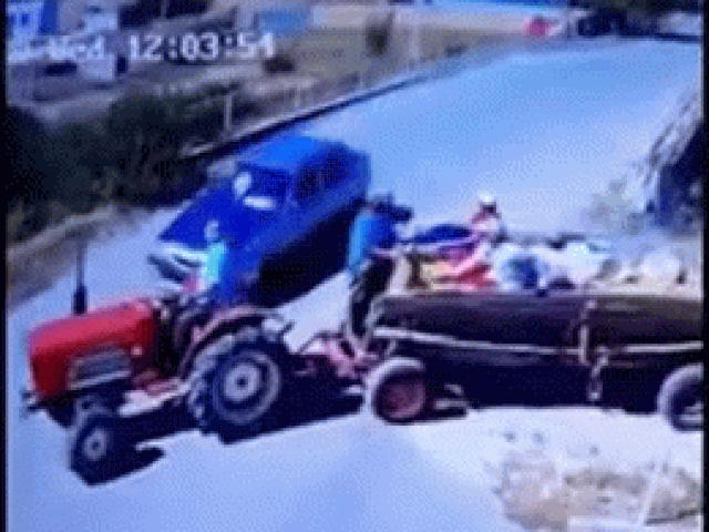Video: Thót tim cảnh ô tô va chạm với xe đầu kéo