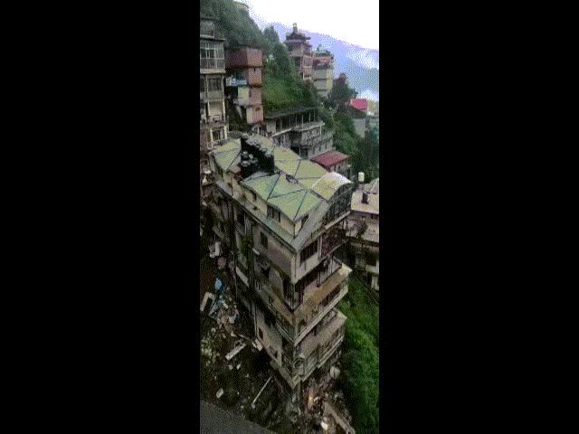 Video khoảnh khắc toà nhà 8 tầng đổ sụp hoàn toàn vì sạt lở đất ở Ấn Độ