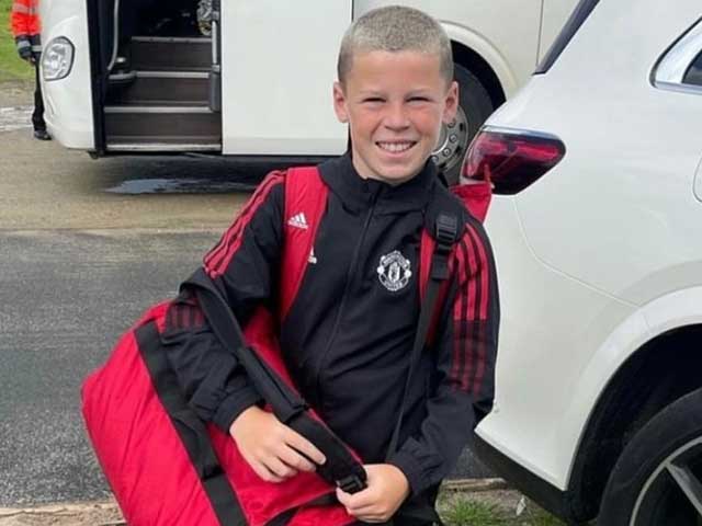 Ngỡ ngàng con trai Rooney lập cú “poker” trong trận đấu 9 bàn của U12 MU