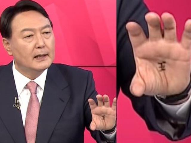 Hàn Quốc: Ứng viên Tổng thống gây bão vì ”chơi bùa” ngay trên sóng truyền hình