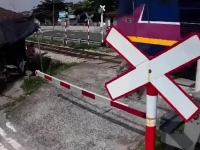 Clip: Nữ tài xế trả giá đắt vì phóng xe “xé” rào đường sắt lúc tàu chạy tới