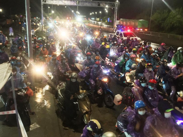 Cả ngàn người hồi hương chạy xe máy qua hầm Hải Vân trong đêm