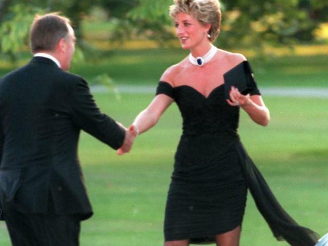 “Váy trả thù chồng ngoại tình” của cố công nương Anh được tái hiện